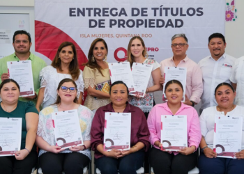 «Entrega de títulos de propiedad fortalece el desarrollo urbano en Isla Mujeres»