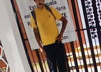 hombre toma fotos niños primaria Chetumal