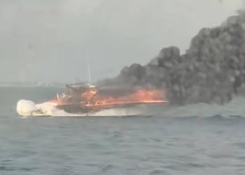 incendio barco en Isla Mujeres