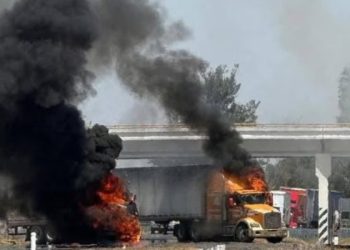 «Violencia en Jalisco: Narcobloqueos y enfrentamientos dejan dos policías muertos»