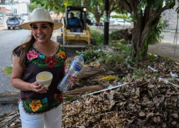 Acude Mara Lezama con brigadas de limpieza a la calle Virgilio Uribe, en Chetumal, para atender la voz del pueblo