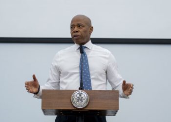 Alcalde Nueva York anima a turistas a no privarse de viajes en helicóptero tras accidente