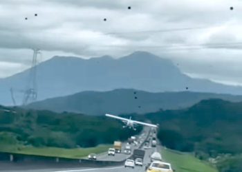Avioneta aterriza entre automóviles en una carretera de Brasil (VÍDEO)