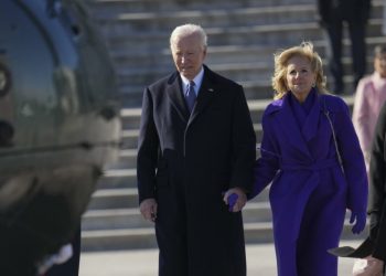 Biden critica los recortes de Trump en su primer discurso desde que dejó el poder