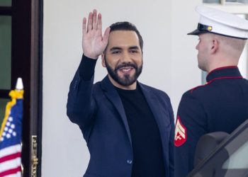 Bukele le propone a Maduro canje de “presos políticos” por migrantes venezolanos