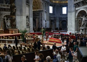Casi 20 mil personas han desfilado ante el féretro del papa Francisco en la Basílica de San Pedro