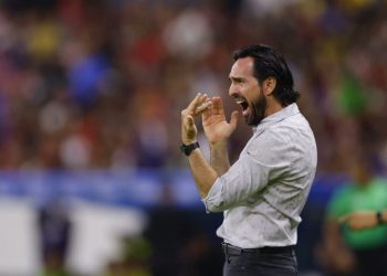 Chivas anuncian la salida del director técnico Gerardo Espinoza