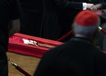 Concluye capilla ardiente del papa Francisco e inicia la ceremonia del cierre del féretro