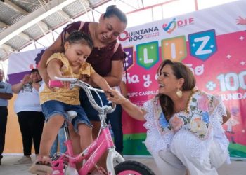 Convive Mara Lezama con niñas y niños de Señor, FCP, una de las 100 comunidades donde se realizó en simultáneo el Festival de la Niña y el Niño