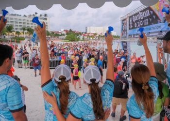 Da Mara Lezama salida a más de mil atletas de 6 países que participaron en el Triatlón Astri Cancún 2025