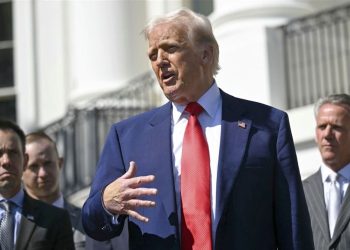 Demócratas acusan a Trump de posible manipulación del mercado tras repunte bursátil