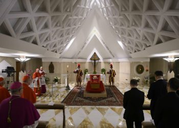 Dentro del velatorio privado de Francisco: respeto y oración por el papa