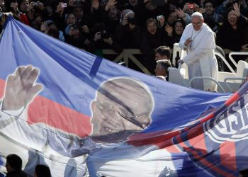 “Día triste” por el adiós de Francisco, un papa con “pasión por el futbol”