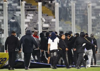 Dos muertos tras choques entre aficionados de Colo Colo y policías en Santiago