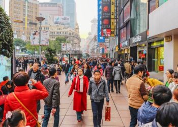 EE.UU. prohíbe a empleados relaciones románticas o sexuales con chinos