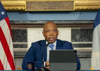 El alcalde de Nueva York dice a migrantes que “vivan su vida” sin temor a ser detenidos