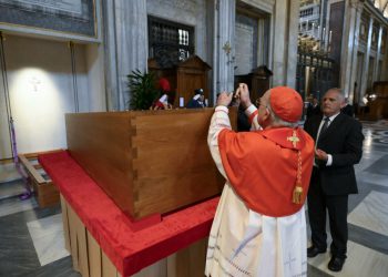 El entierro del papa Francisco se produjo ante el camarlengo y sus familiares