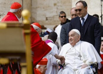 El papa Francisco aparece en la plaza de San Pedro tras la misa del Domingo de Ramos