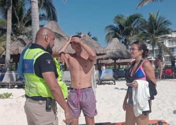 Elementos de Protección Civil de Playa del Carmen rescatan a turistas arrastrados por el viento y el oleaje al practicar pádel surf