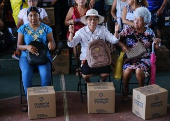 Entrega Mara Lezama más paquetes alimentarios y tarjetas electrónicas del programa “Comemos Tod@s” en Chetumal