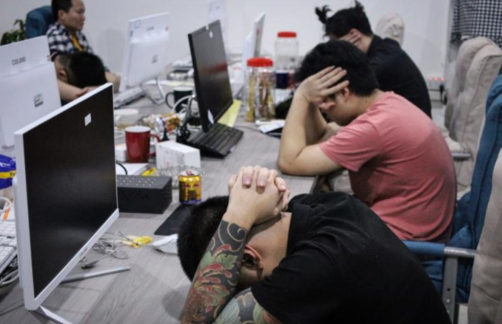 Policía de Indonesia detiene, en 2023, a 88 chinos acusados de operar una red internacional de estafas con fines de chantaje sexual desde la ciudad de Batam, donde utilizaban videollamadas para sus extorsiones