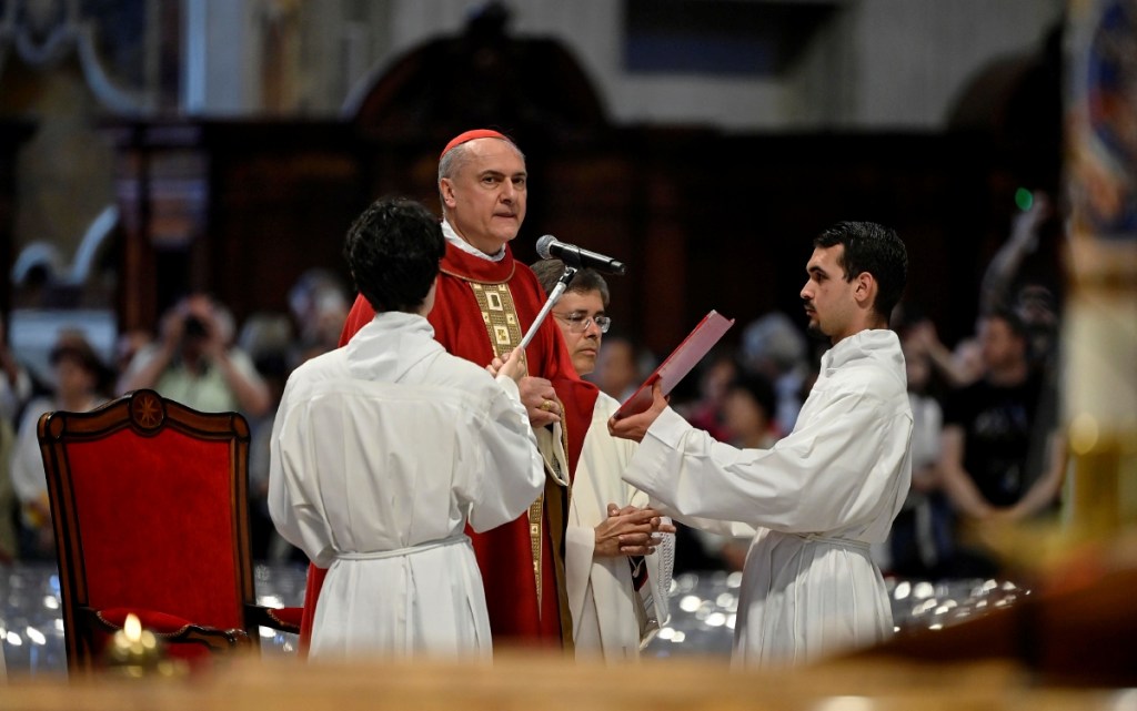 El cardenal Mauro Gambetti oficia la IV Misa de la Novendali en memoria del papa Francisco en la Basílica de San Pedro, en el Vaticano