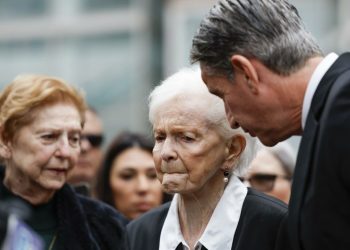 Familia de hermanos Menéndez demanda a la Fiscalía por exhibir fotos de escena del crimen