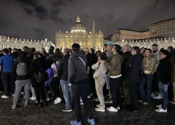 Fieles despiden por segundo día al papa Francisco en la basílica de San Pedro
