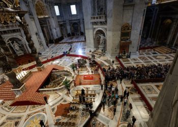 Filas interminables de fieles para despedir al papa Francisco