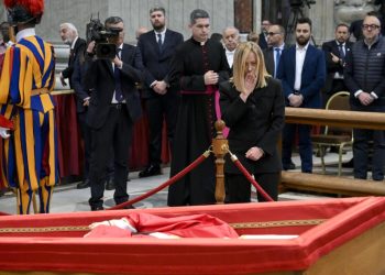 Giorgia Meloni se despide del papa Francisco en la basílica de San Pedro