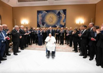 “Gracias por su servicio”: papa Francisco recibe al personal que lo trató en el hospital Gemelli