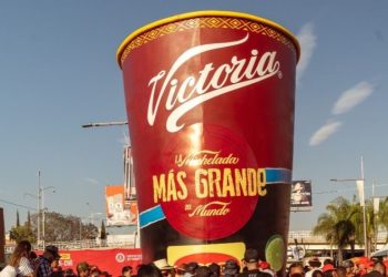 ¡Habemus nuevo Récord Guinness! Victoria rompió el Récord de la Michelada más Grande del Mundo y así lo celebraron