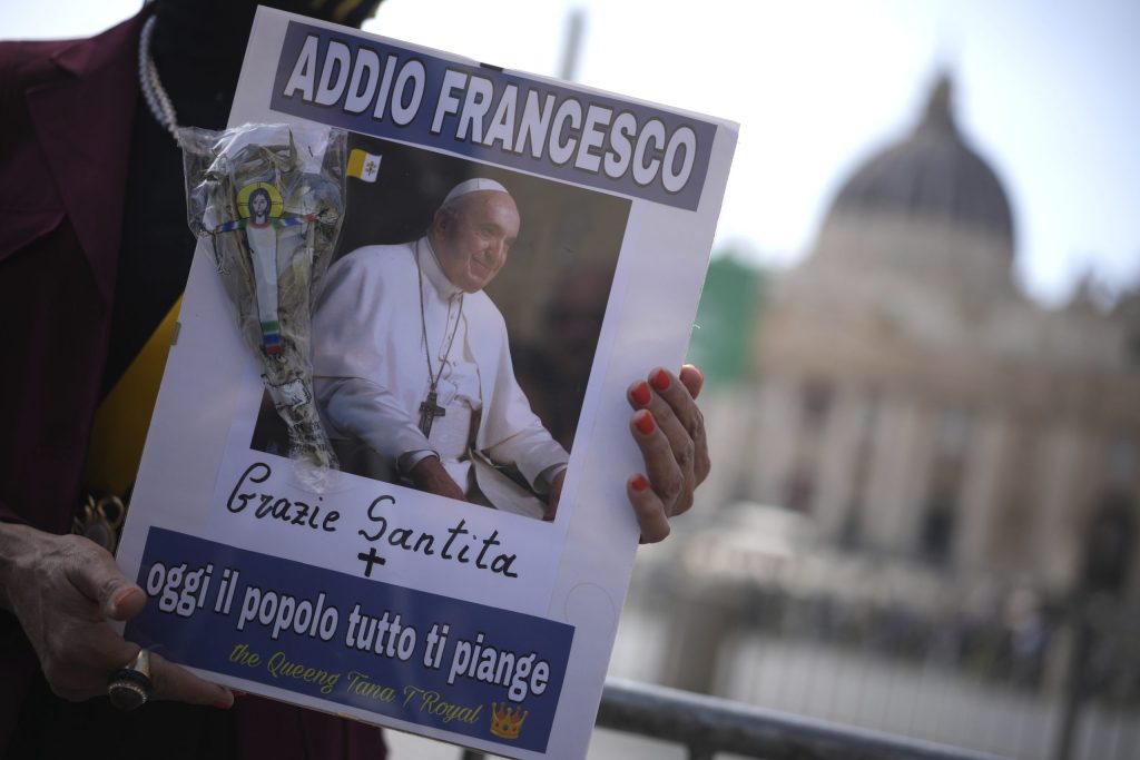El cardenal Camarlengo entra en funciones tras la muerte del papa Francisco a los 88 años de edad: ¿qué pasa ahora