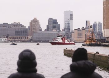 Helicóptero perdió las aspas en el aire antes de caer al río Hudson