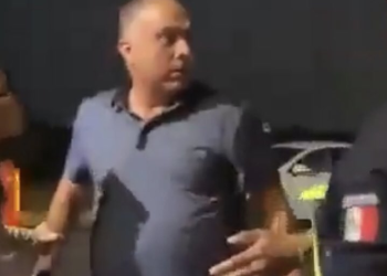 VIDEO Saltillo: Funcionario federal insulta a policías y amenaza a reportero tras detención