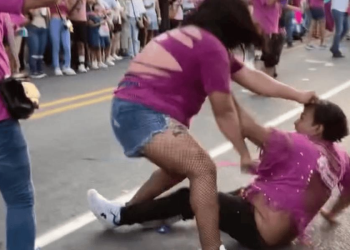 Desfile de Carros Alegóricos termina en peleas y desorden en varias colonias