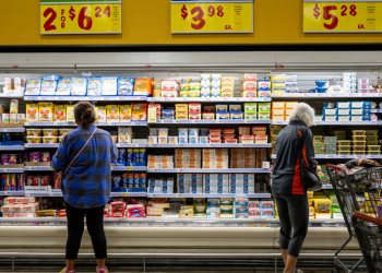 Confianza del consumidor en EE.UU. cae a niveles críticos por guerra arancelaria