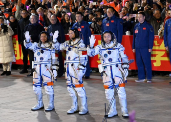 Astronautas chinos regresan tras exitosa misión espacial de seis meses