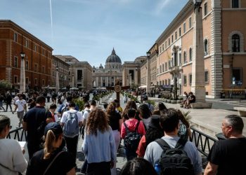 Italia refuerza su servicio ferroviario ante la llegada masiva de fieles por la muerte del papa Francisco
