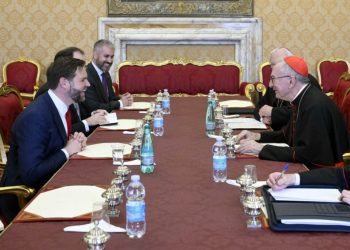 JD Vance se reúne con secretario de Estado vaticano; abordan temas de migración y presos