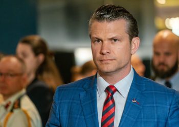 Jefe del Pentágono compartió datos militares en otro chat de Signal que incluía familiares