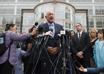 Juez deniega retirar la moción para que los hermanos Menéndez reciban una nueva sentencia