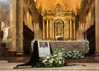 La Catedral de Buenos Aires se convierte en centro de oración y peregrinaje por papa Francisco