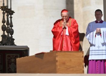 La homilía del funeral: El papa no cesó de implorar la paz y ocuparse de los últimos
