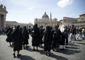 La muerte del primer papa latinoamericano tiñe de luto y tristeza la Plaza de San Pedro