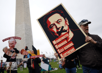 “¡Manos fuera!” gritan en protestas contra Trump y Musk en todo EE.UU.