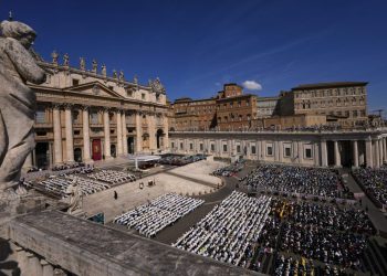 Más de 200,000 fieles llenan la plaza de San Pedro en la misa de luto por el papa Francisco