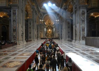 Más de 90 mil personas han pasado por la capilla ardiente del papa Francisco