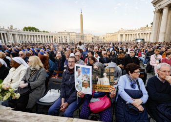 Miles de fieles oran en la Plaza de San Pedro por el papa Francisco
