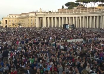 Miles de fieles rezan el rosario en la plaza de San Pedro por el papa Francisco